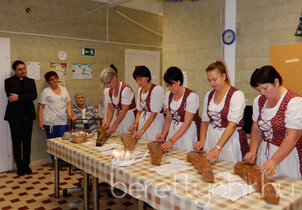 Karácsonyi ünnepség a Krónikus osztályon 18